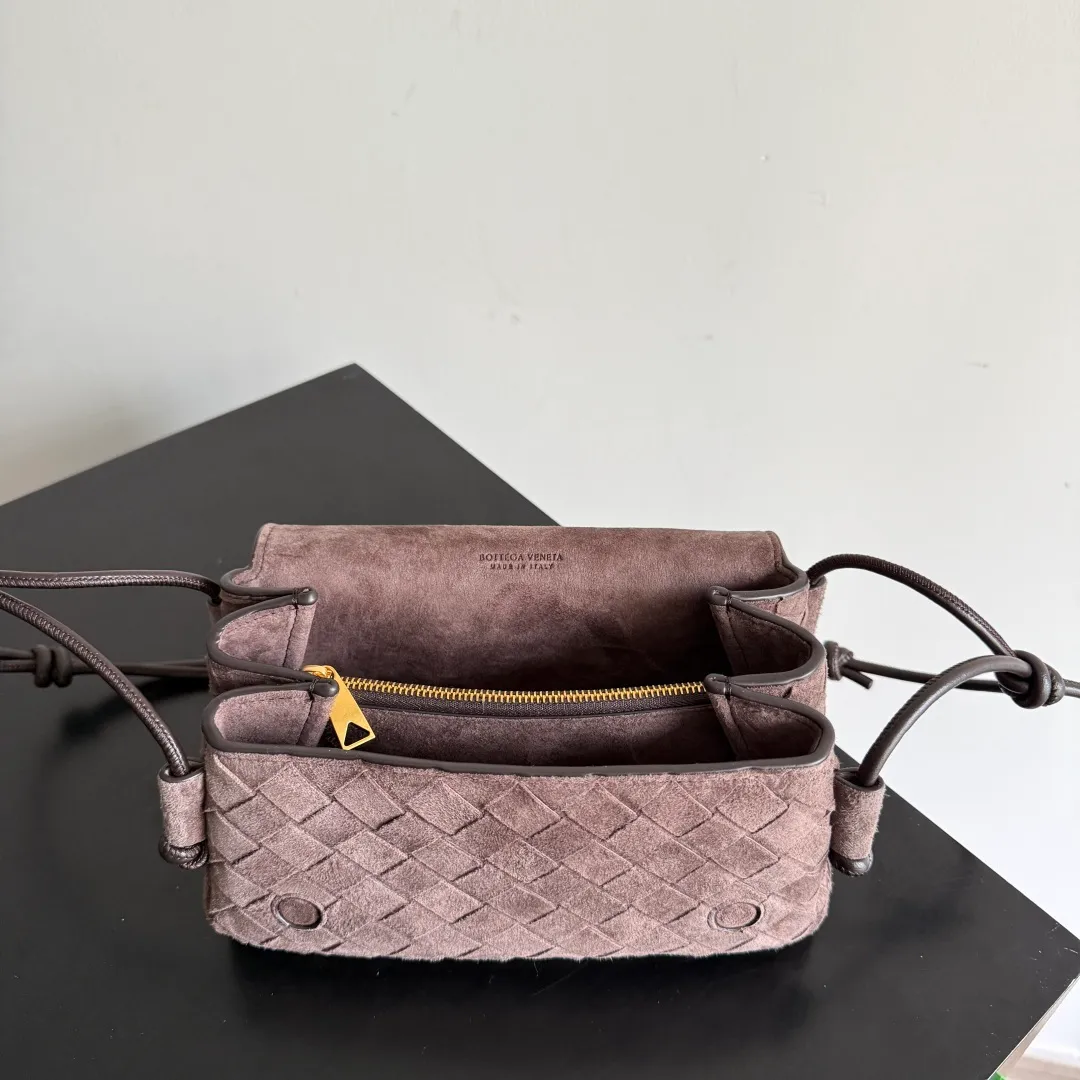 Batch 1720 Bottega Veneta’s new early spring products are here◍˃ᵕ˂◍ The super cute little bag captures my heart every time. This kind of simple little bag that can be carried on the back at any time is really convenient. The surprise of this Notturno clutch lies in the three independent spaces inside. Babies with a lot of belongings must be able to empathize with the tiredness of searching for items for a long time every time. This divided area design simply captures my heart. Style number: 843893 Size: 21*11*9cm Color: suede black and brown